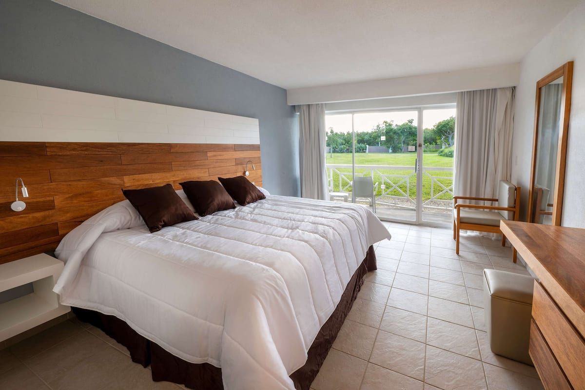Accessible 1 King Bed, Non-Smoking | Bộ đồ giường cao cấp, minibar, két bảo mật tại phòng