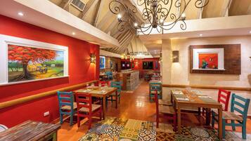 9 restaurantes; se sirven desayunos, almuerzos y cocina internacional