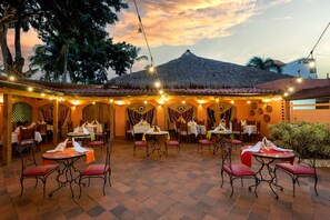 9 restaurantes, se sirven desayunos, comidas y cocina internacional