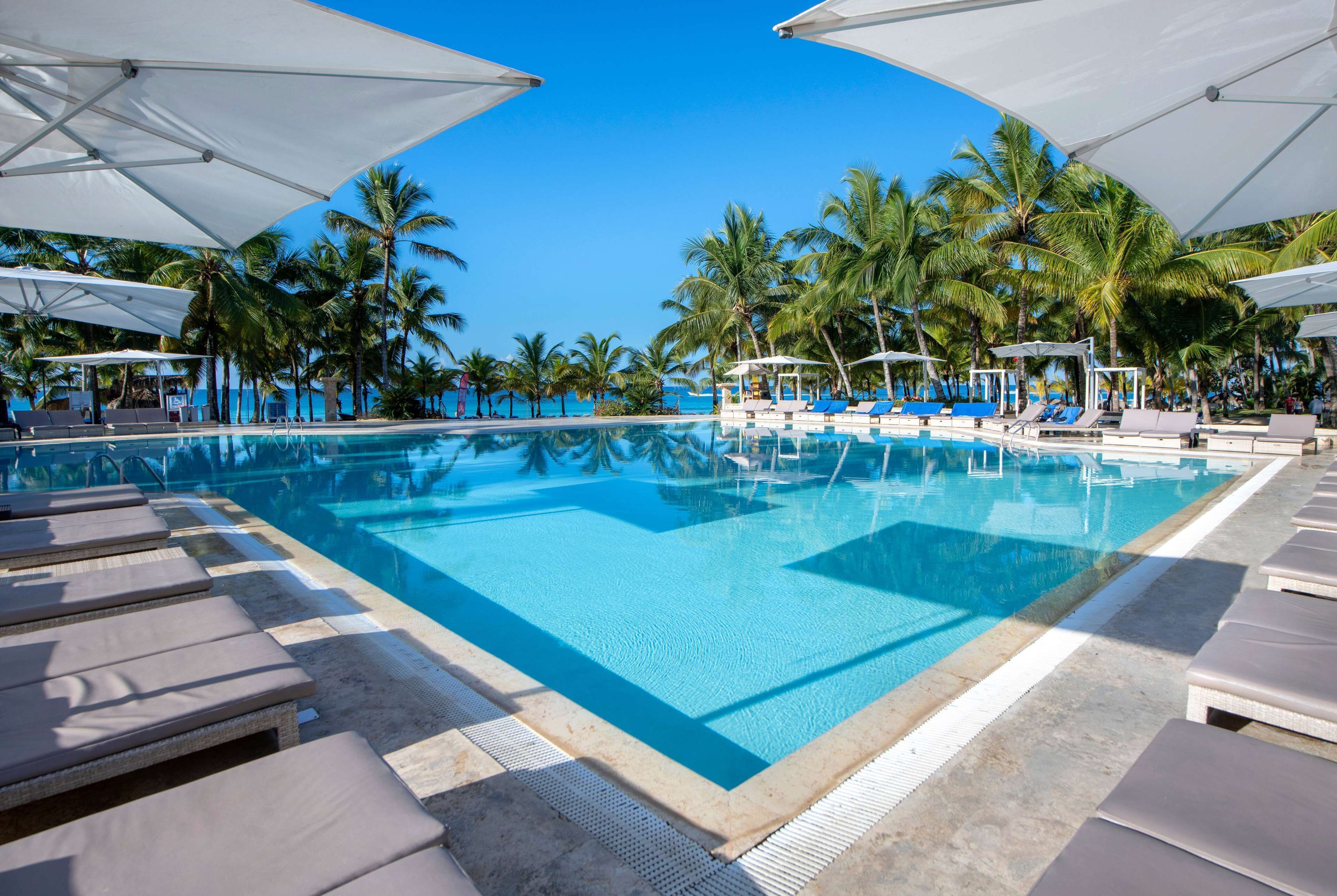 Piscine extérieure, parasols de plage, chaises longues
