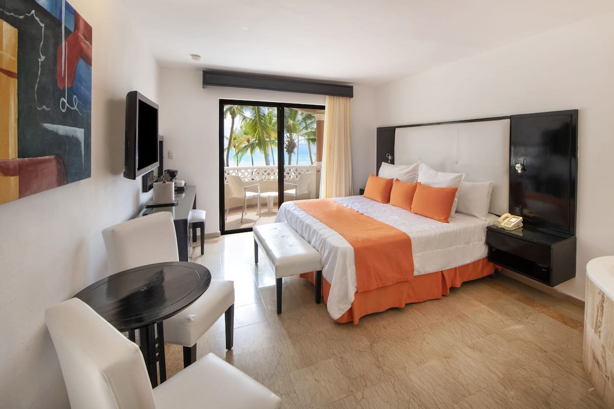 1 kamar tidur, minibar, brankas, dan didekorasi berbeda-beda