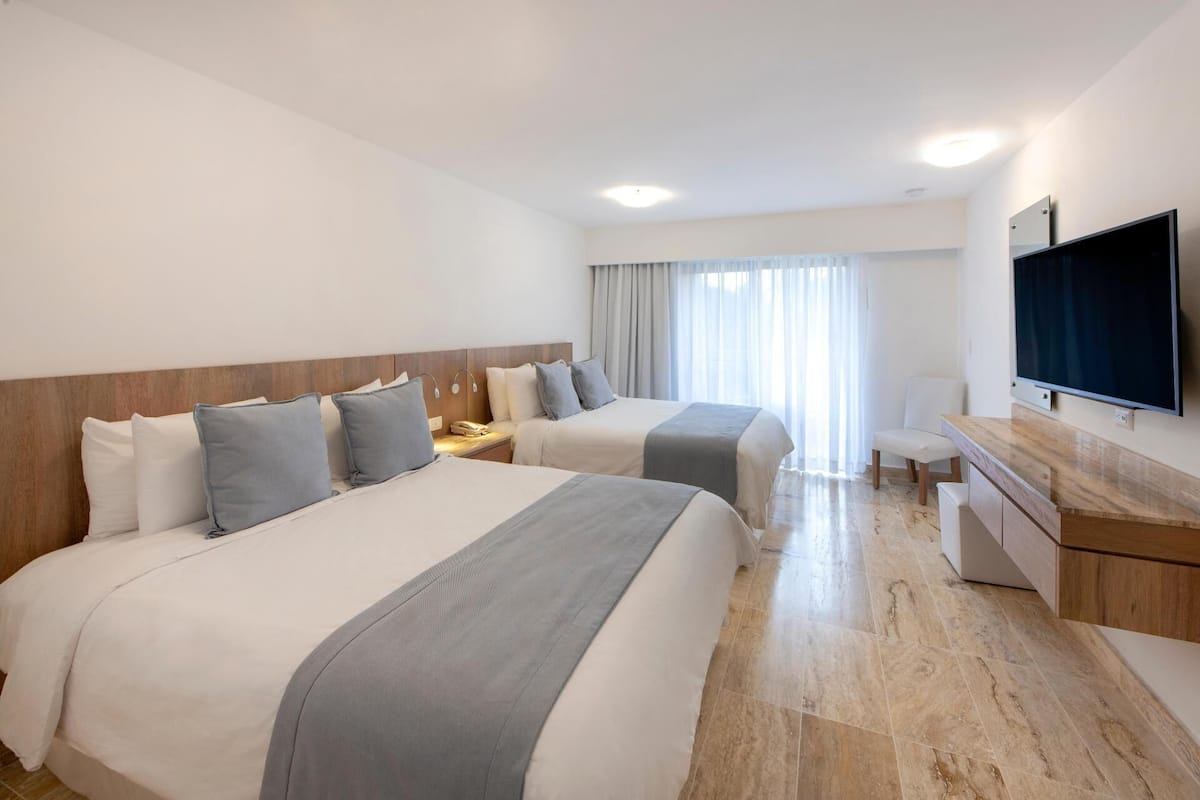 1 kamar tidur, minibar, brankas, dan didekorasi berbeda-beda