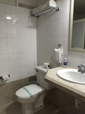 Shower, free toiletries, hair dryer, towels - Olas Altas Inn Hotel & Spa (Mazatlán)
