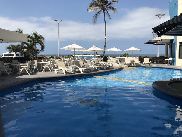 Una piscina al aire libre