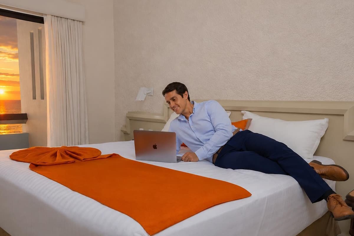 Luxe beddengoed, verduisterende gordijnen, een strijkplank/strijkijzer