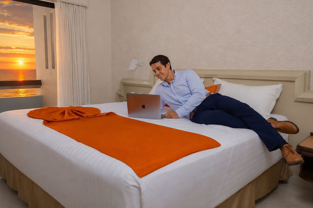 Standard Room, King Size | Luxe beddengoed, verduisterende gordijnen, een strijkplank/strijkijzer