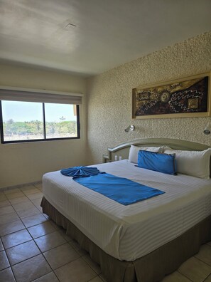 Habitació estàndard | Roba de llit d'alta qualitat i cortines opaques 