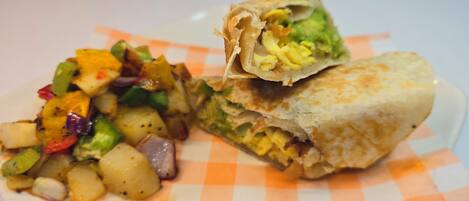 Een belegd broodje met duidelijke vulling en een salade.