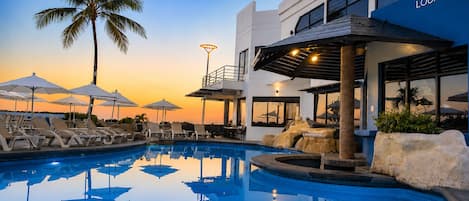 Una piscina al aire libre