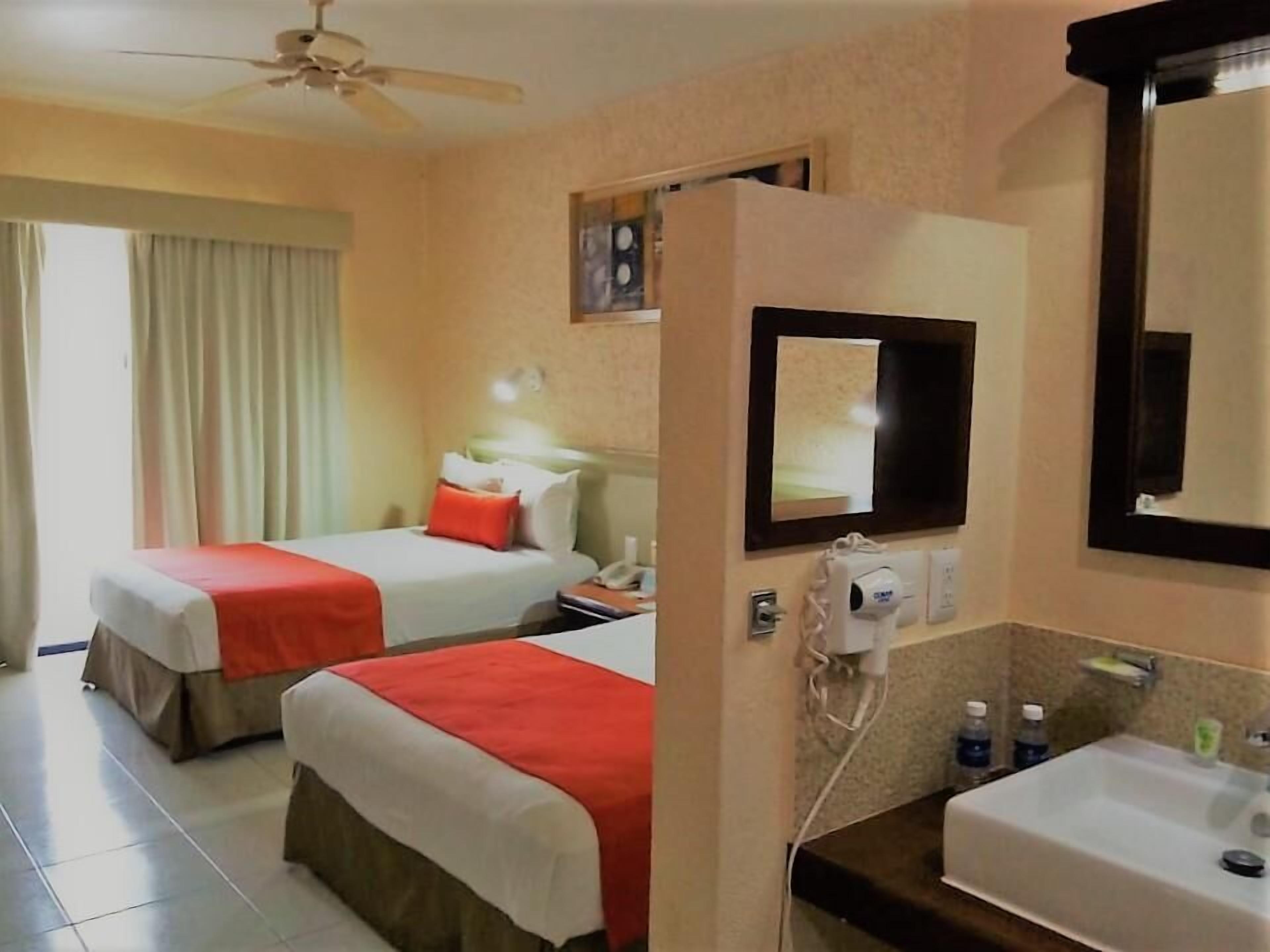 Ropa de cama de alta calidad y cortinas opacas