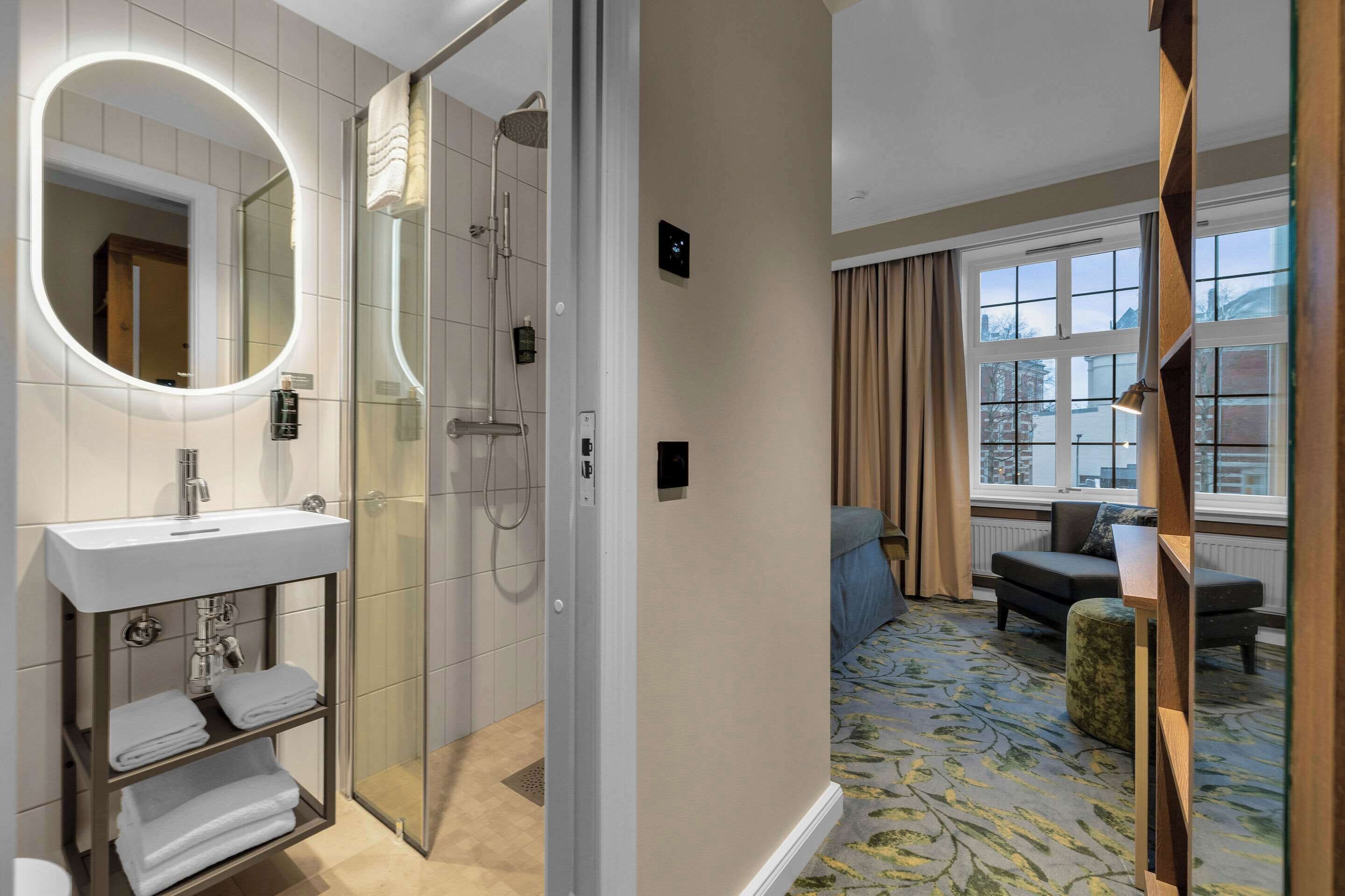 standard double room | desk, blackout curtains, soundproofing, iron/ironing board