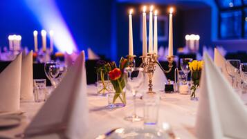 Breakfast and dinner served