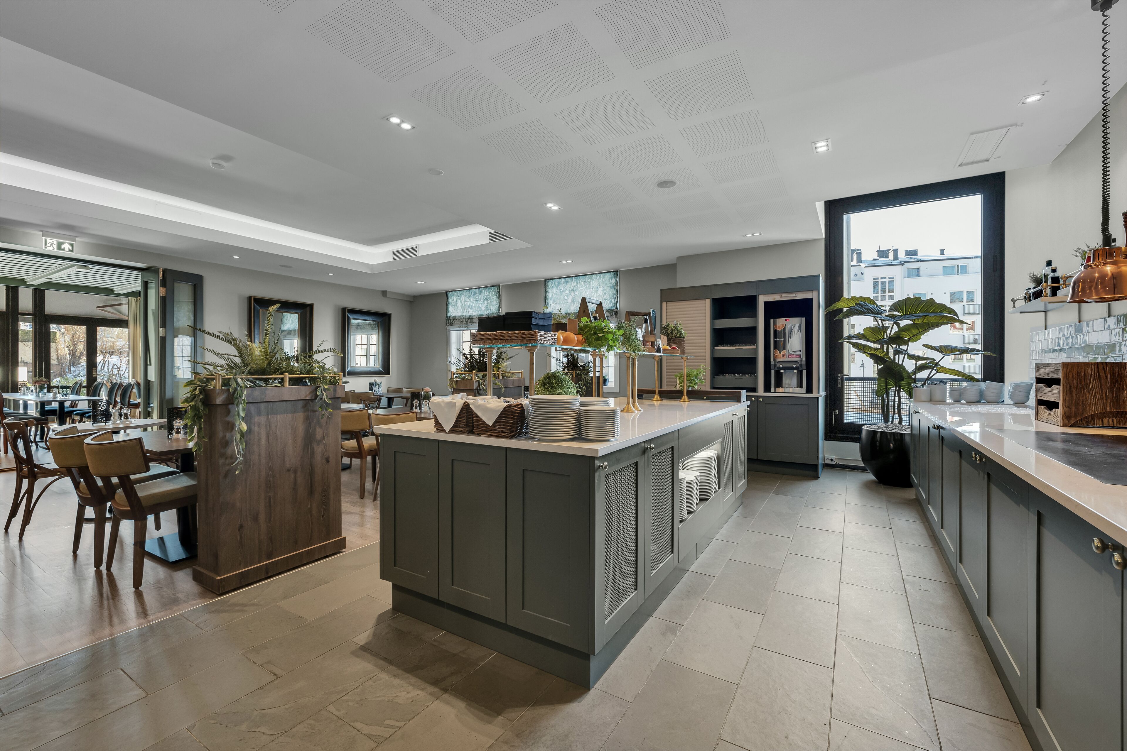 Phục vụ bữa sáng và bữa tối 