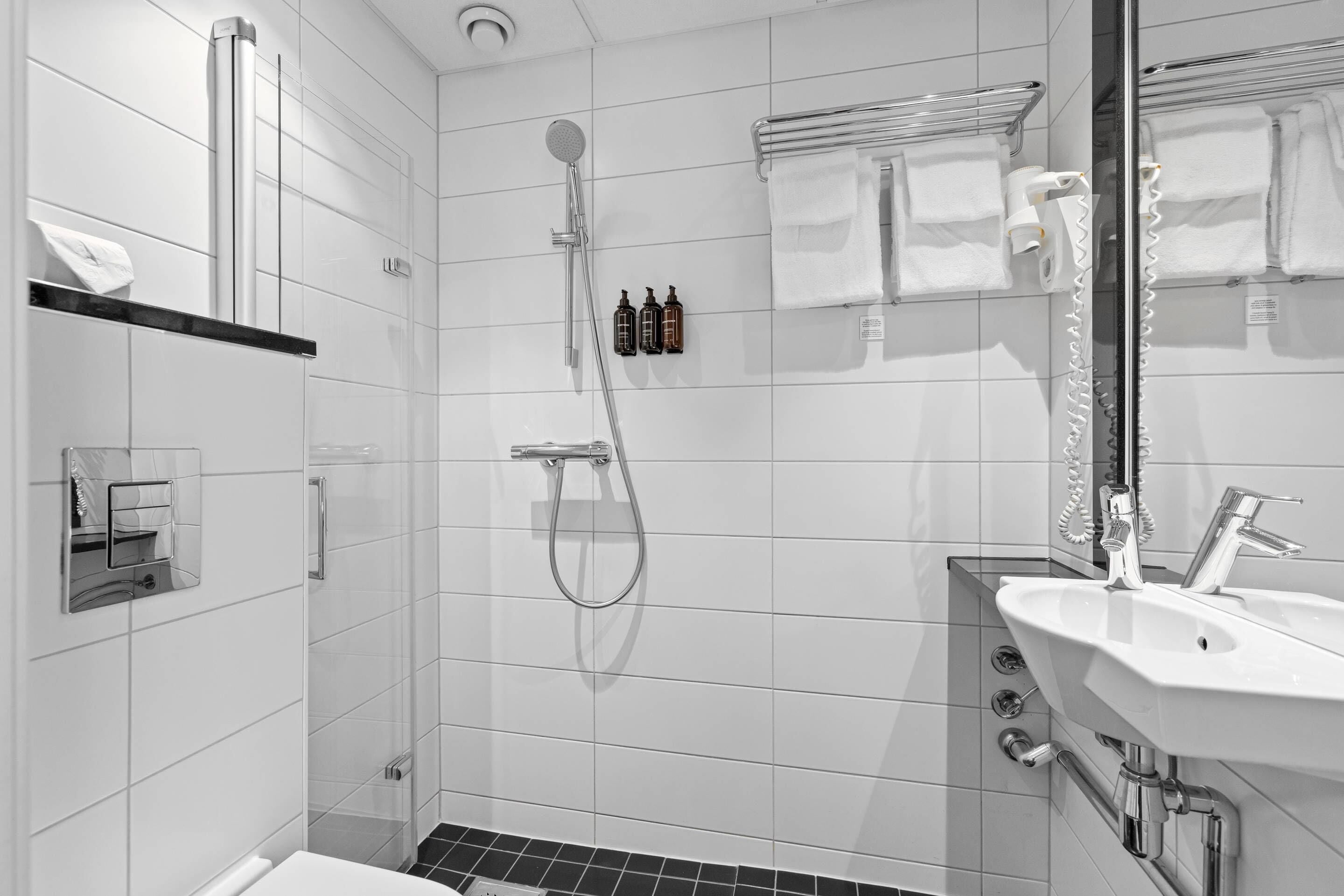 Ein modernes Badezimmer mit Dusche, Toilette und Waschbecken.