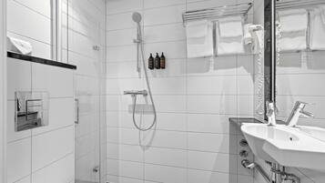 Ein modernes Badezimmer mit Dusche, Toilette und Waschbecken.