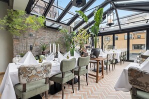 朝食、ディナーに営業