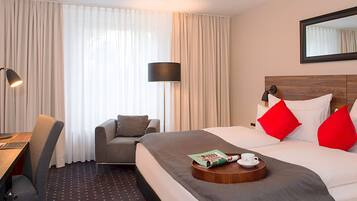 Superior kamer | Hypoallergeen beddengoed, een bureau, een laptopwerkplek