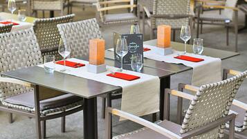 Serveert ontbijt, lunch, diner, internationale gerechten, tuinzicht