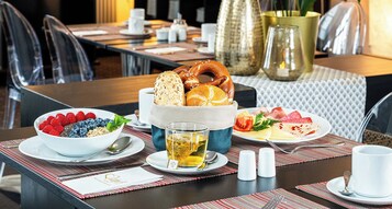 Desayuno continental diario (EUR 22 por persona)