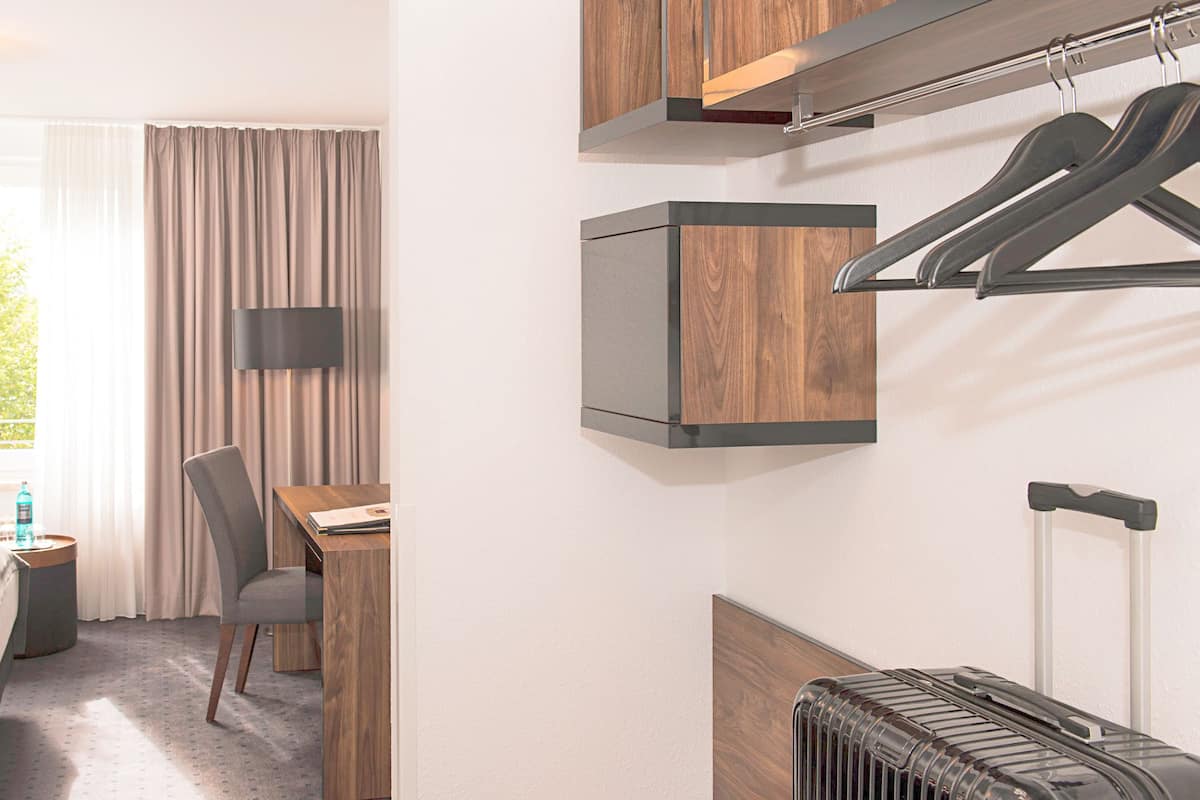 Superior Room | Peralatan tempat tidur hipoalergenik, meja, ruang kerja komputer riba 