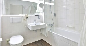 Habitación estándar | Baño | Tina, amenidades de baño gratuitas, secadora de cabello, toallas 