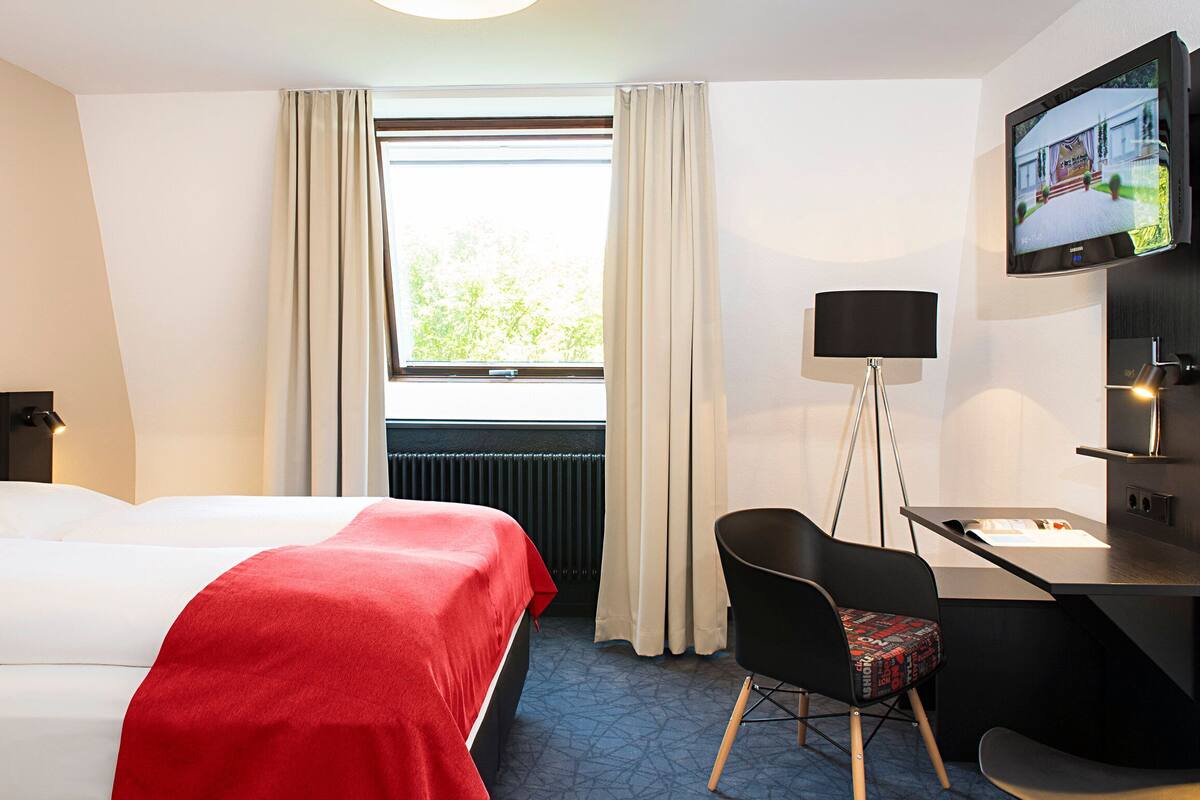 Comfort Room, 1 Katil Raja (King) | Peralatan tempat tidur hipoalergenik, meja, ruang kerja komputer riba 