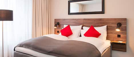 Suite | Hypo-allergenic bedding, desk, laptop workspace, blackout drapes