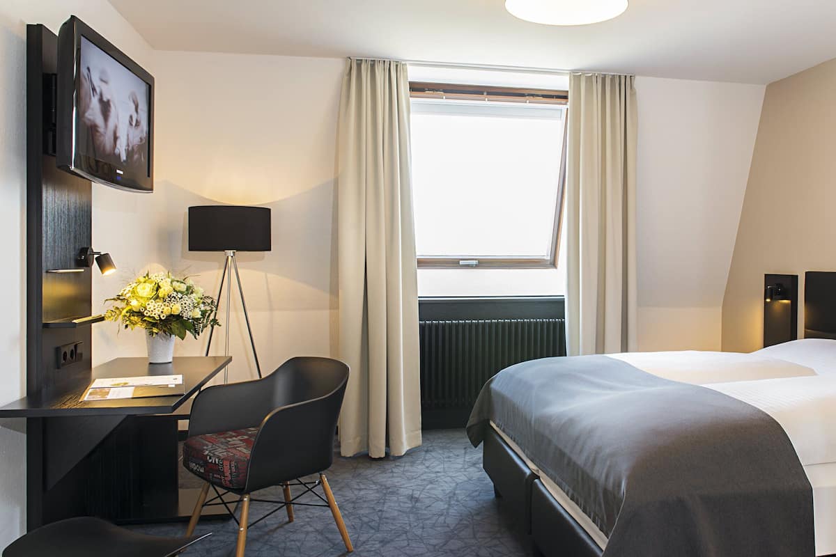 1 Schlafzimmer, Allergikerbettwaren, Schreibtisch