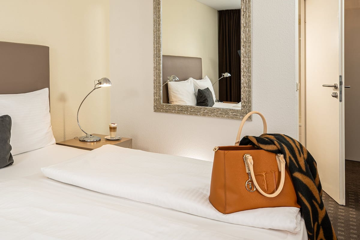 Standard Room | Peralatan tempat tidur hipoalergenik, meja, ruang kerja komputer riba 