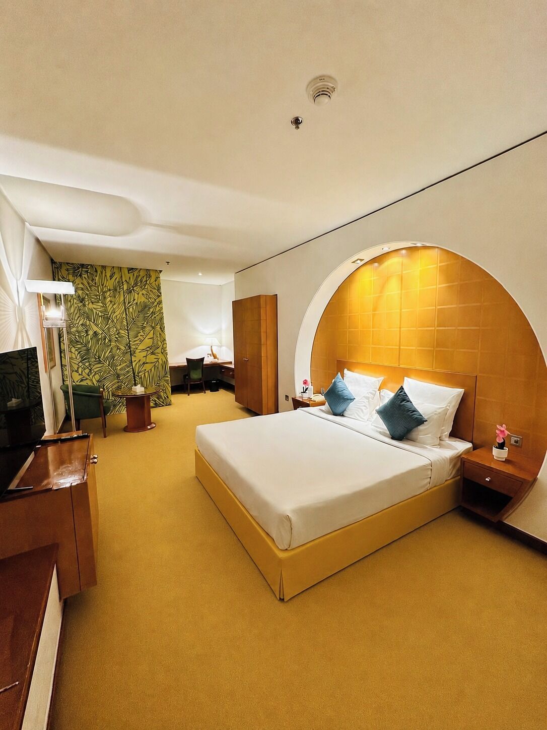 Hypo-allergenic bedding, minibar, in-room safe, desk