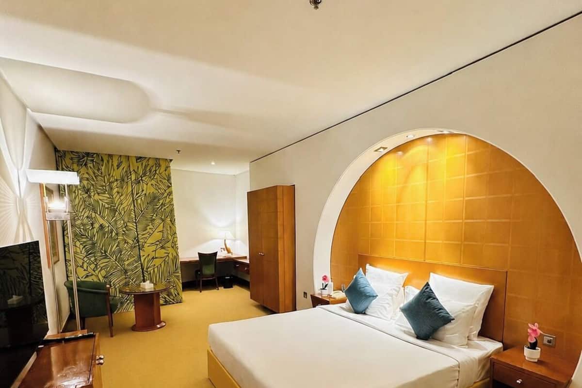 Hypo-allergenic bedding, minibar, in-room safe, desk