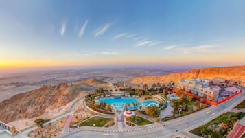 2 outdoor pools