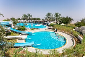 2 outdoor pools