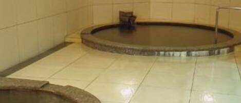 Bañera de hidromasaje cubierta