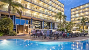 Een minibar, een bureau, gratis wifi, beddengoed