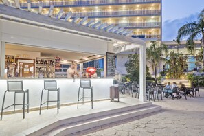 3 bars-salons, bar attenant à la piscine
