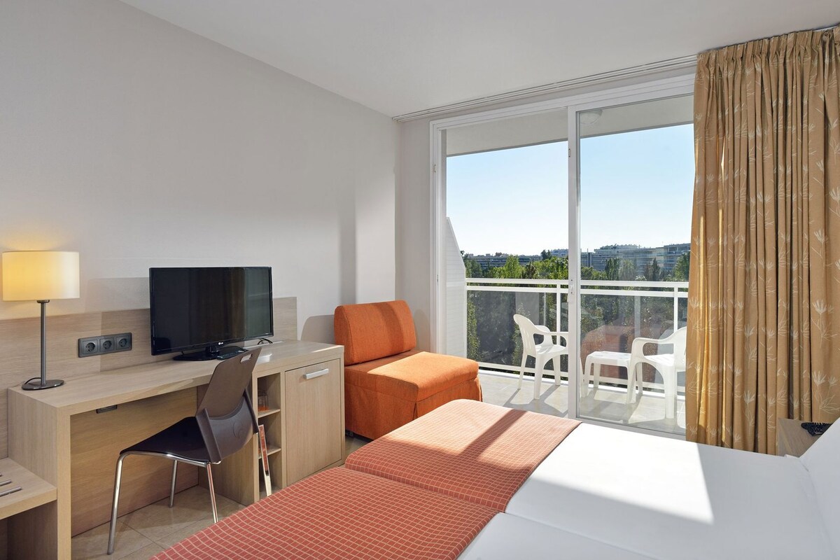 Minibar, desk, WiFi (free), bed sheets