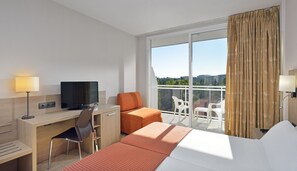 1 bedroom, minibar, desk, free WiFi
