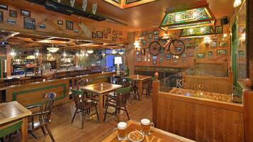 3 bars/lounges, een poolbar