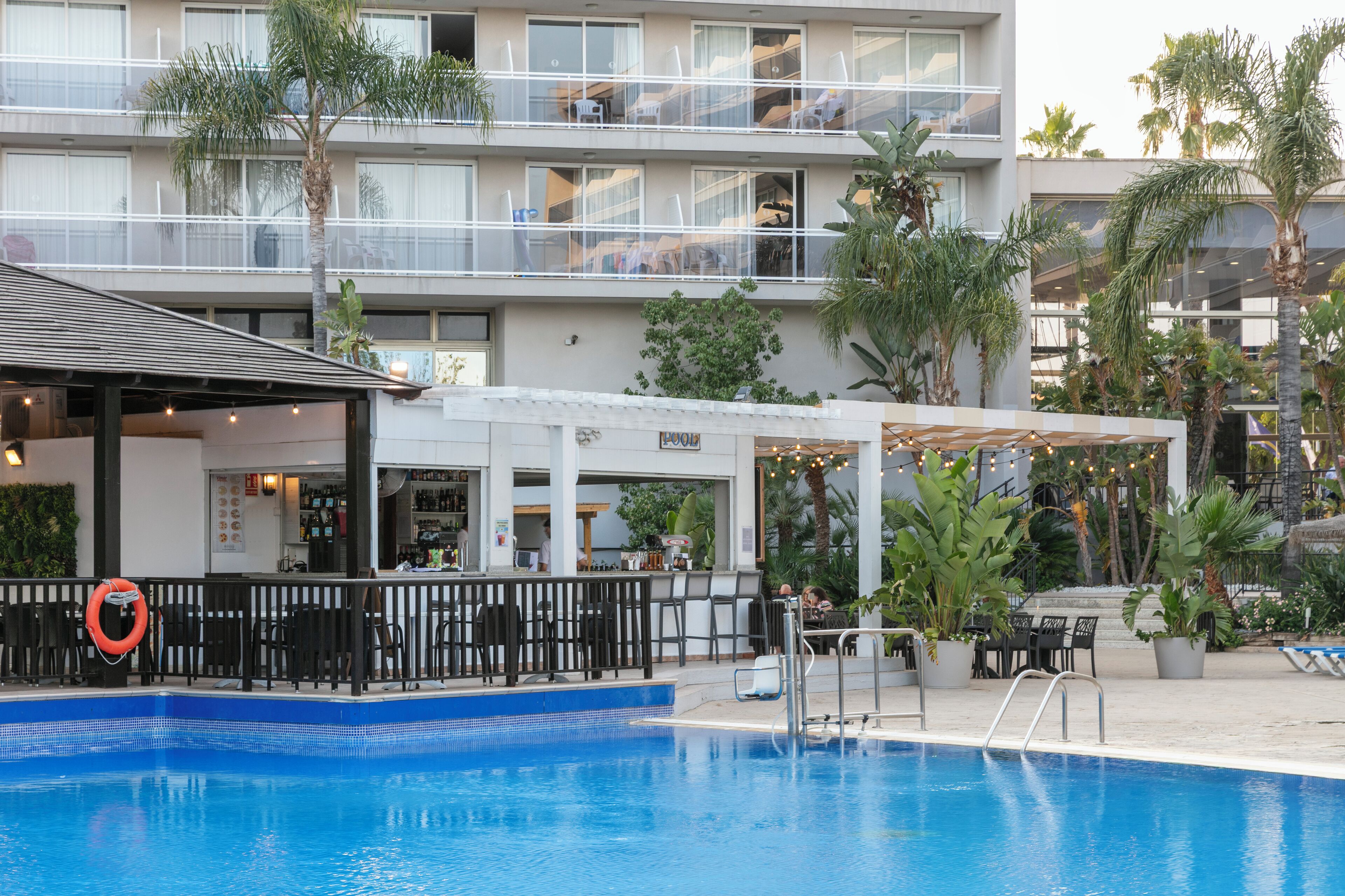 3 bars/lounges, een poolbar
