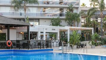 3 bars/lounges, een poolbar