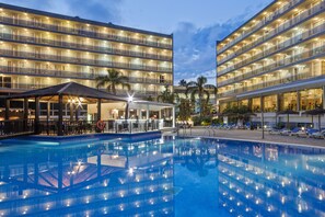 3 bars/lounges, poolside bar