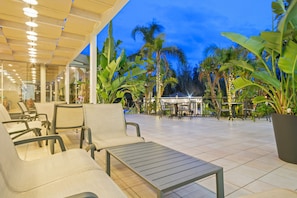 3 bars/lounges, poolside bar
