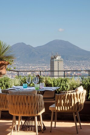 2 restaurants; breakfast, lunch, and dinner served - Hotel San Francesco Al Monte (Naples)