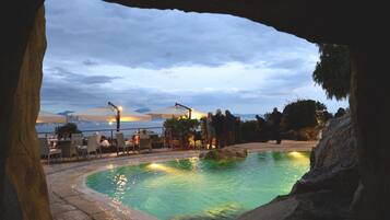 AuĂenpool (je nach Saison geöffnet), LiegestĂŒhle