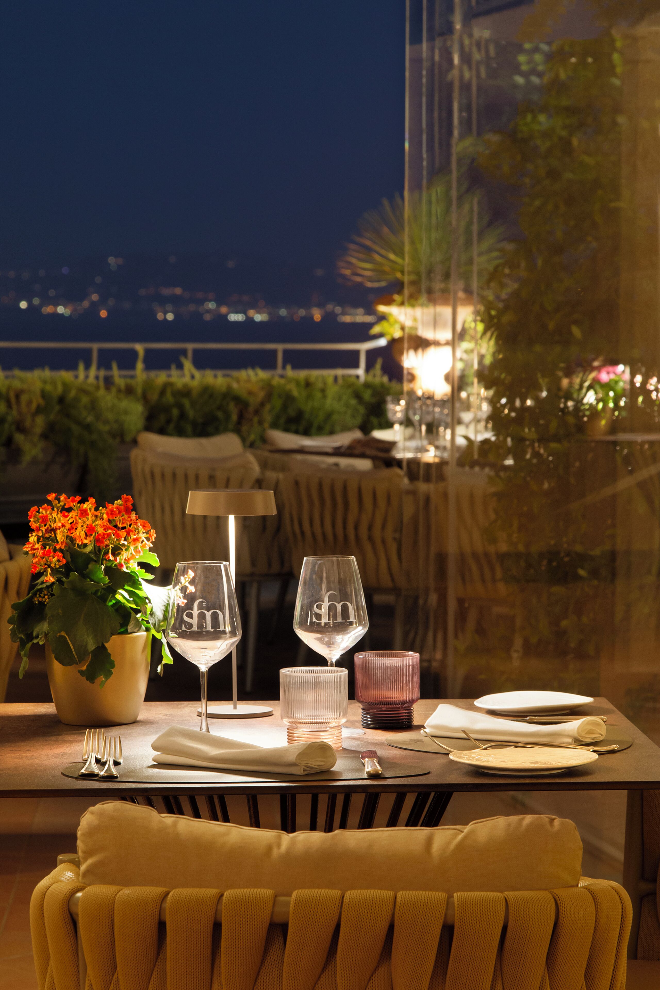 2 restaurants, breakfast, lunch, dinner served; Italian cuisine 