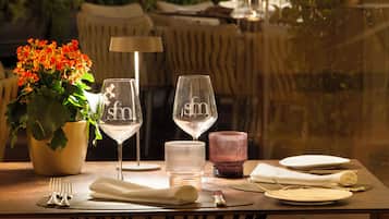 2 restaurants, breakfast, lunch, dinner served; Italian cuisine