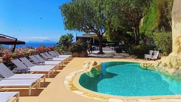 Piscina stagionale all'aperto, lettini
