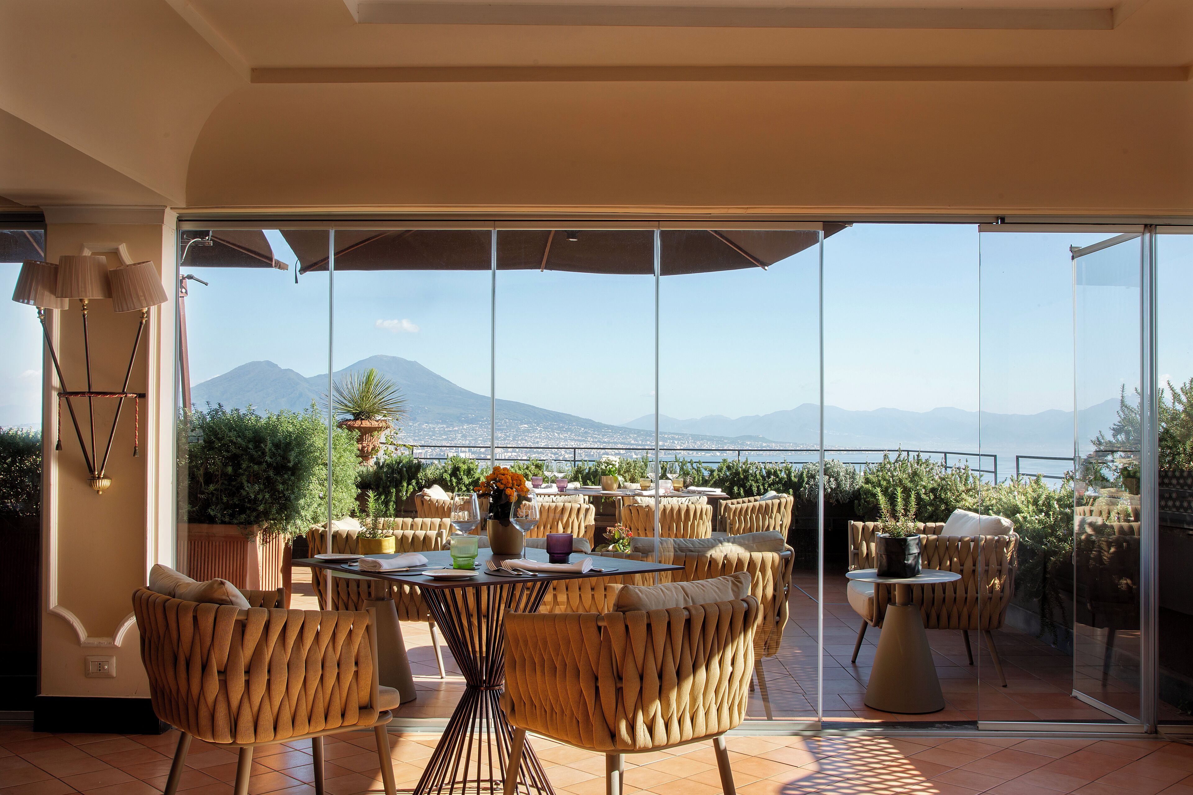 2 restauranter, frokost, lunsj og middag serveres, italienske retter