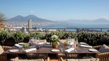 2 restaurants, breakfast, lunch, dinner served; Italian cuisine